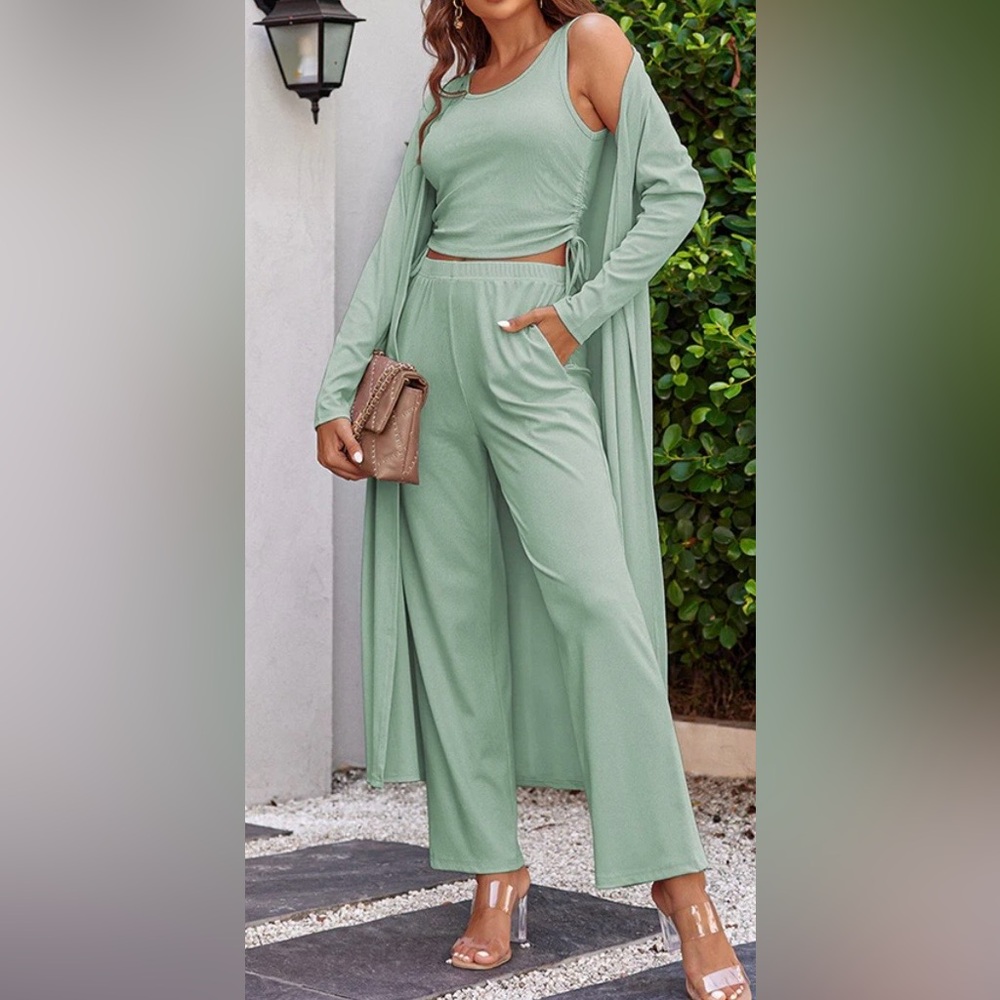 NWT Ekouaer Women's Green Jumpsuit Set - Picture 1 of 4